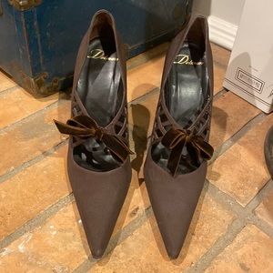 Delman Pointy Toe Pump